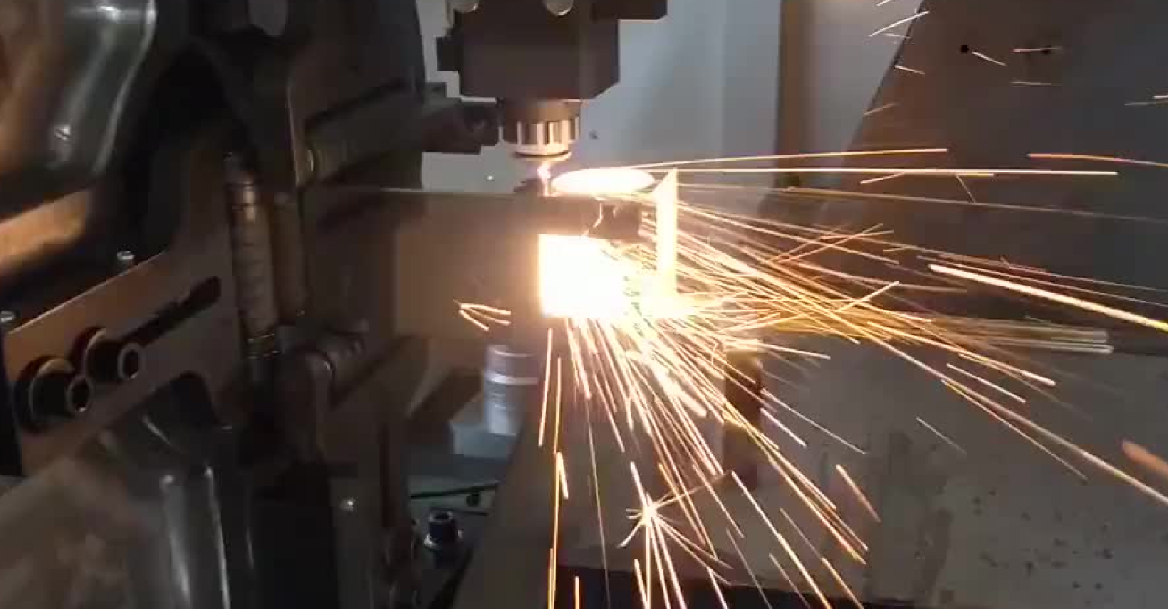 دستگاه برش لیزر فلزات